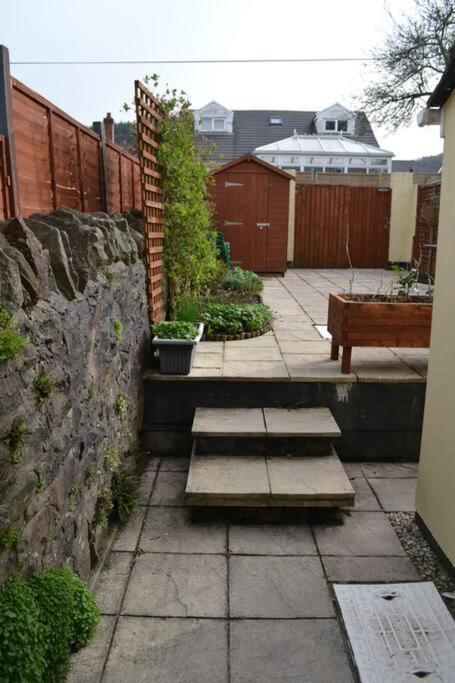 Entire 3 Bedroom House Near Caerphilly Station エクステリア 写真